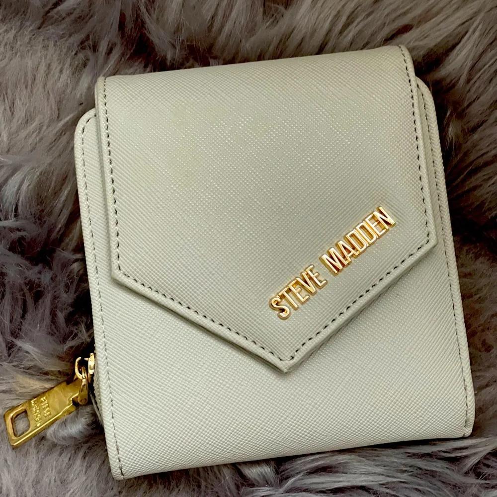🎁GIFTED🎁✨Steve Madden Tri-Fold Wallet with Coin Zipper area ✨NEW - Picture 2 of 7